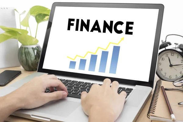 el üstünde klavye ve Finans ana bilgisayarda yazarak 