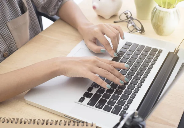 Close-up mulheres de negócios mão digitando em um laptop no espaço de trabalho . — Fotografia de Stock