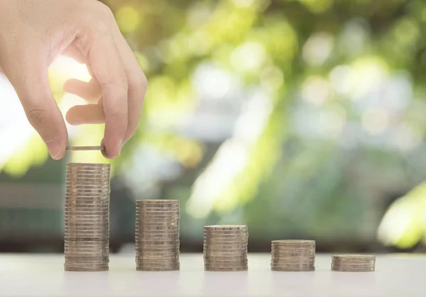 Münze mit Handsparen und wachsendem Finanzierungskonzept stapeln. — Stockfoto