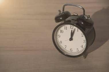 sabah, ahşap masa üzerinde siyah çalar saat.