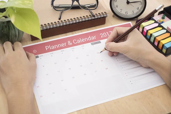 Kézi lista naptár tervező megbeszélésre a desk-office. — Stock Fotó
