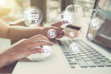 iş el kredi kartı bilgisayar ile tutarak. 