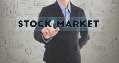 İşadamı el ifadeler market stok basarak. 