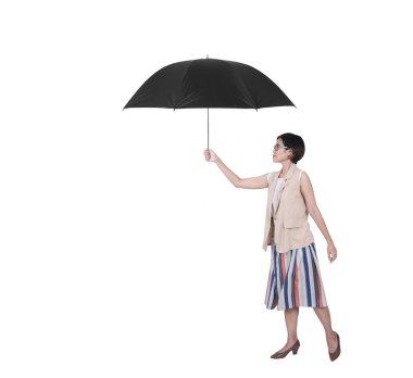 Beyaz arka plan üzerinde izole siyah şemsiye tutan kadın el.