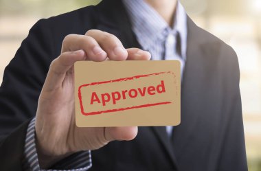 Holding kağıt yazıldı onaylı iş adamı. 