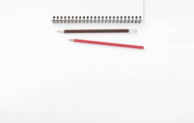 Beyaz Resepsiyon arka plan üzerinde üstten görünüm defter kalem. 
