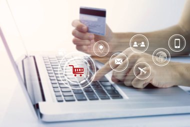 kredi kartı ile online ödeme alışveriş tutan iş el