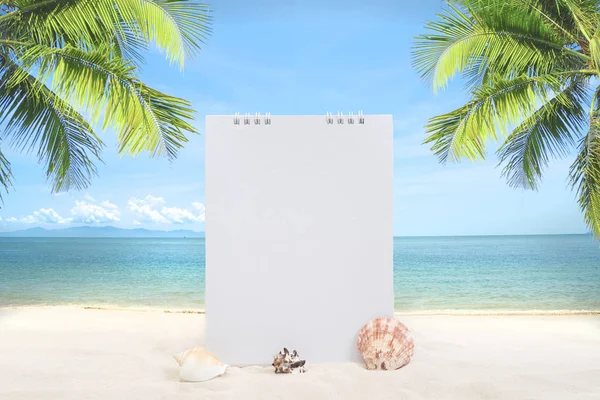 Летний песчаный пляж с чистой белой стеной макет и кокосовое дерево — стоковое фото