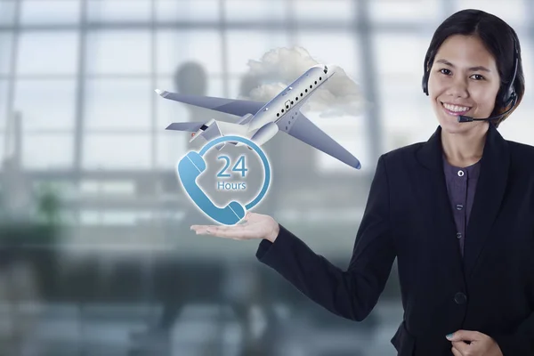 Satış kişi Asya mutlu gülümseyen uçak uçuş müşteri için seyahat — Stok fotoğraf