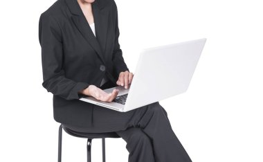 izole sandalyede otururken dizüstü bilgisayar kullanan iş kadın 