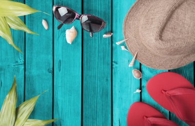 Tatil seyahat aksesuarları ve ahşap zemin üzerinde kostüm. 