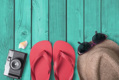 Tatil seyahat aksesuarları ve ahşap zemin üzerinde kostüm. 