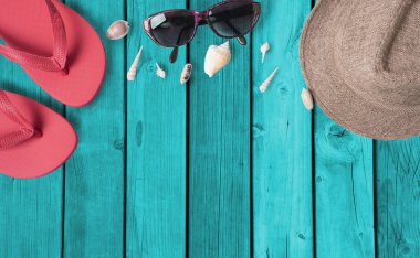 Tatil seyahat aksesuarları ve ahşap zemin üzerinde kostüm. 