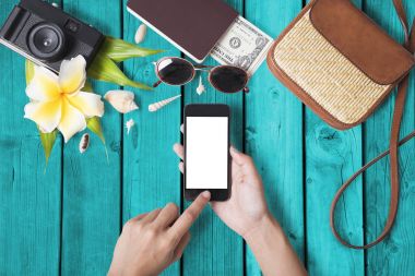 El insanlar arasında akıllı telefon tutarak seyahat aksesuarları 