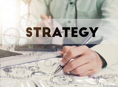 İşadamı mali strateji Grafik raporu masa üzerine yazma 