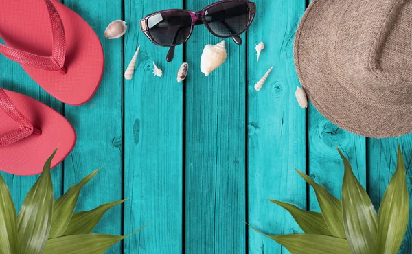 Tatil seyahat aksesuarları ve ahşap zemin üzerinde kostüm. 