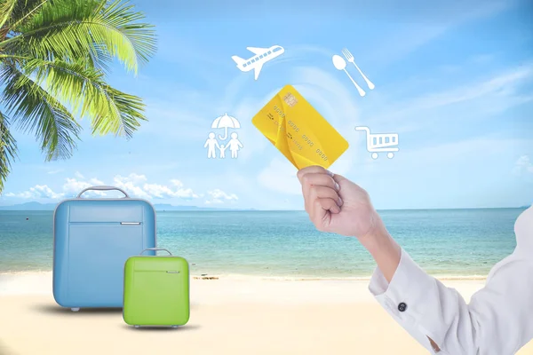 Летний отдых, руки людей, держащих кредитные карточки онлайн-покупки — стоковое фото