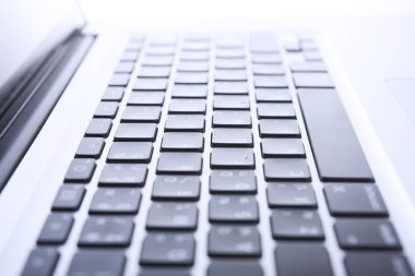 Masaüstü ofis modern bir dizüstü bilgisayar klavye kapatın.