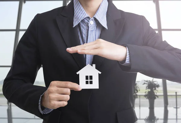 Venditore di affari mano tenendo casa concetto di assicurazione a casa . — Foto Stock