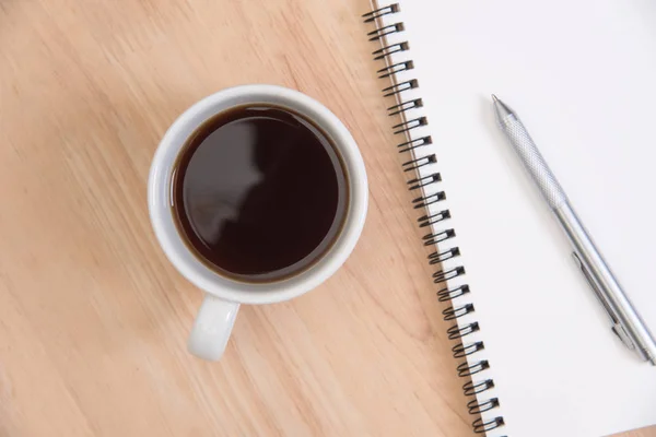 Escritorio de negocios de suministros de oficina y gadgets taza de café . — Foto de Stock