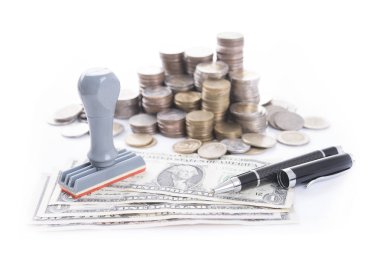 Kauçuk stamper, kalem ve yığın para para para ile