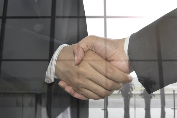 Handshake ludzi biznesu w tle office. — Zdjęcie stockowe