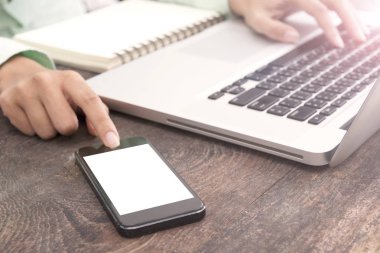 akıllı telefon boş beyaz ekran kadın elinde gösterilen kullanarak 