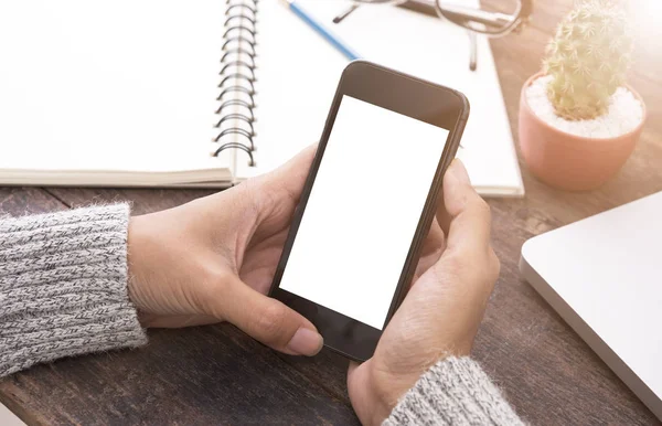 Usando el teléfono inteligente que muestra la pantalla blanca en blanco en la mano de mujer — Foto de Stock
