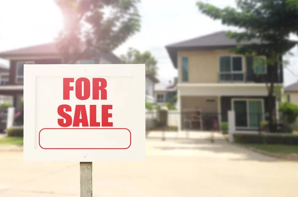 Negocio nueva casa inmobiliaria signo en frente de nueva casa en venta — Foto de Stock