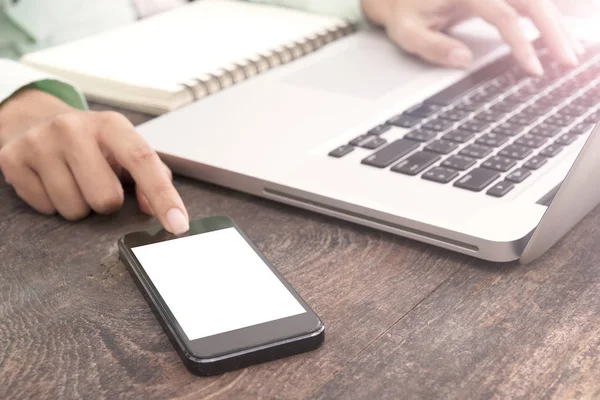 akıllı telefon boş beyaz ekran kadın elinde gösterilen kullanarak 