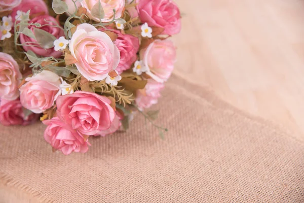 Natura morta decorazione d'interni rosa rosa fiore su legno rustico — Foto Stock