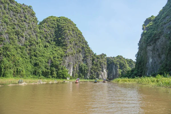 Ασία τουρίστες που ταξιδεύουν στη βάρκα κατά μήκος φύση του ποταμού — Φωτογραφία Αρχείου