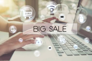 kredi kartı ile bilgisayar ve word büyük satış tutan el