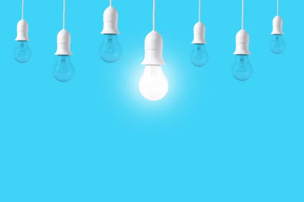 Lampadina differenza su sfondo blu. concetto di nuove idee — Foto Stock