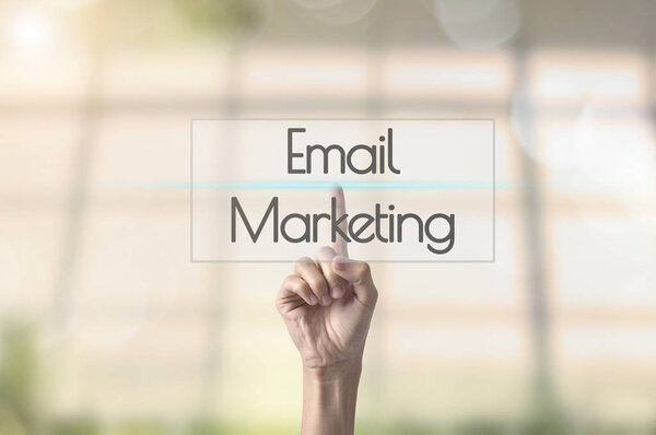 Бизнесмен вручную нажав формулировки Email маркетинг
.