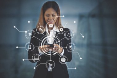 Ağ mobil dijital online üzerine dokunmadan iş kadınları 