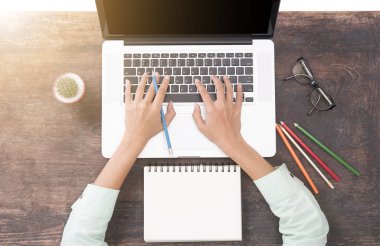 Laptop klavye ofiste çalışan iş el.