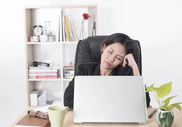 Empresarias que trabajan en el escritorio de la oficina.ella se siente aburrida y probada — Foto de Stock