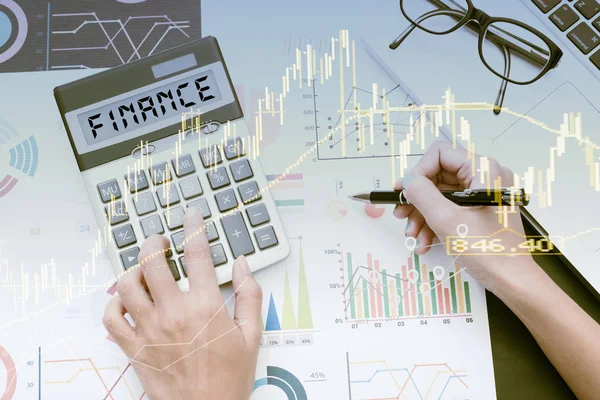 Contador de negócios com gráfico de documento financeiro e calculadora — Fotografia de Stock