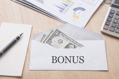 ahşap masa zarfta Doları para. bonus, ödül, 