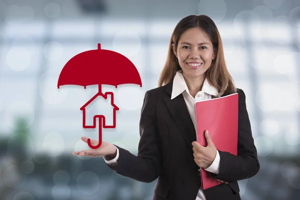 Vendedor agente mano celebración paraguas protección casa . — Foto de Stock