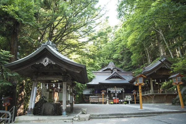 Santuário ou templo pagode vermelho na hora de verão. marco no Japão — Fotografia de Stock