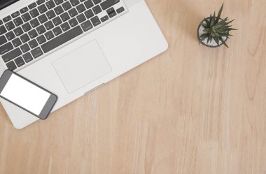 İş masaüstü ofis malzemeleri ve becerikli bilgisayar, telefon, 