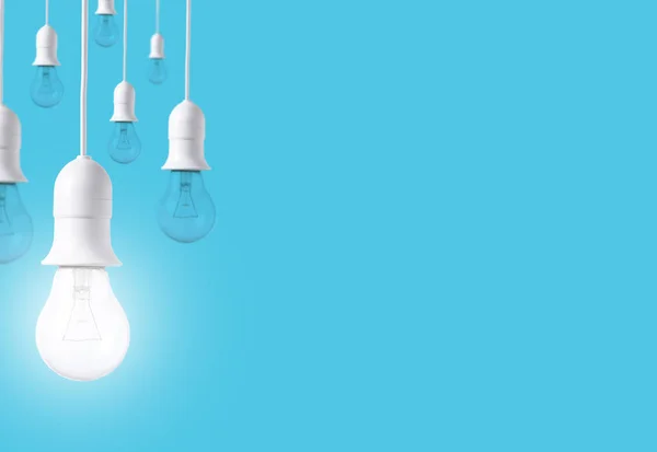 Diferença lâmpada no fundo azul. conceito de novas ideias — Fotografia de Stock