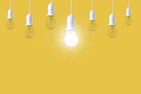 Diferença lâmpada no fundo amarelo. conceito de novas ideias — Fotografia de Stock