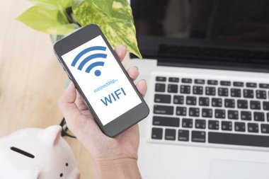 İş el ücretsiz Wi-Fi erişimi ile akıllı telefon tutarak 