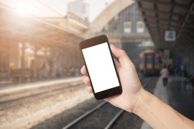 akıllı telefon boş beyaz ekran kadın elinde gösterilen kullanarak. 