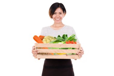 Ahşap kutu ile taze tutan bir gülümseyen personel kadın portresi 