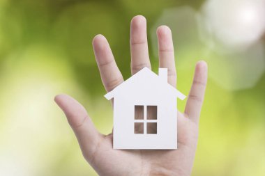 el tutma yeşil doğa arka plan üzerinde ev.