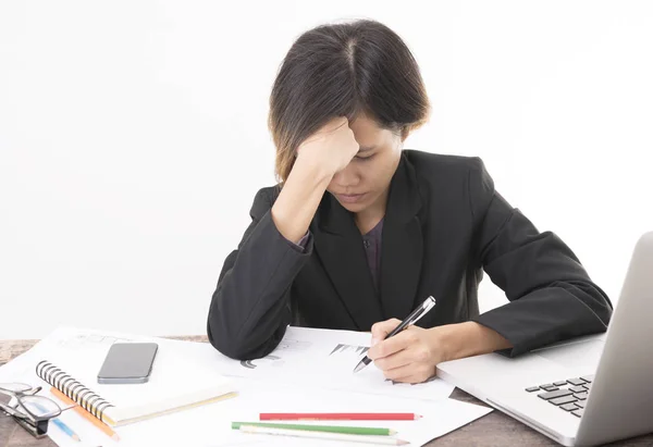 Mujer de negocios sentada en la oficina del escritorio con cansancio o tensión — Foto de Stock